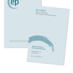 Eva Peters is Psychologin und arbeitet am Kölner Lehrinstitut für Verhaltenstherapie. Ihr Wunsch war eine klare und schlichte Gestaltung die durch ein dezentes Element aufgebrochen wird.